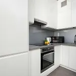 Lägenhet Cozy With Balcony & Parking By Renters