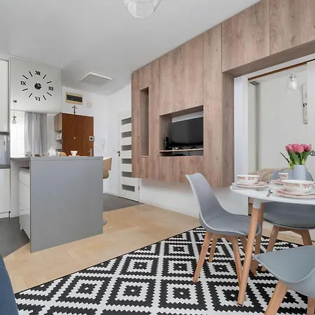 Cozy With Balcony & Parking By Renters Lägenhet Warszawa