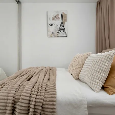 Apartamento Cozy With Balcony & Parking By Renters *
