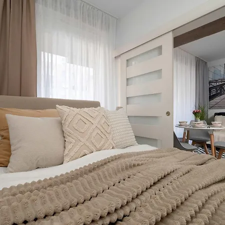 Lägenhet Cozy With Balcony & Parking By Renters Warszawa