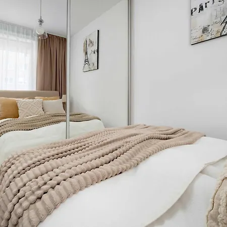 Lägenhet Cozy With Balcony & Parking By Renters