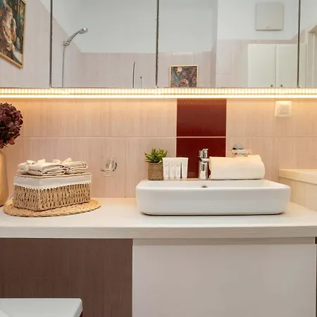 Cozy With Balcony & Parking By Renters Warsaw