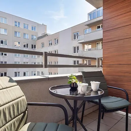 Cozy With Balcony & Parking By Renters Apartment