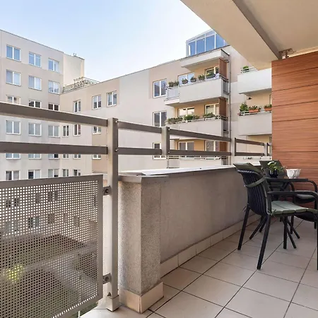 Cozy With Balcony & Parking By Renters Apartmán