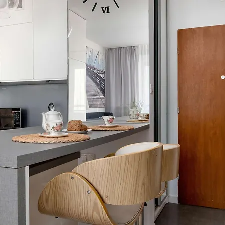 Cozy With Balcony & Parking By Renters *